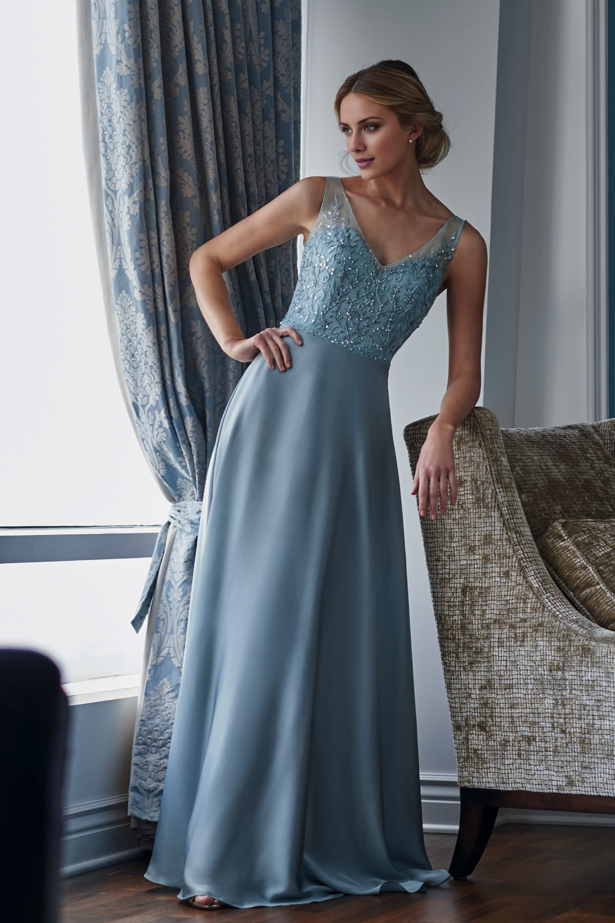 Vestido de madre de la novia con cuello en V, gasa, corsé ajustado y cuentas