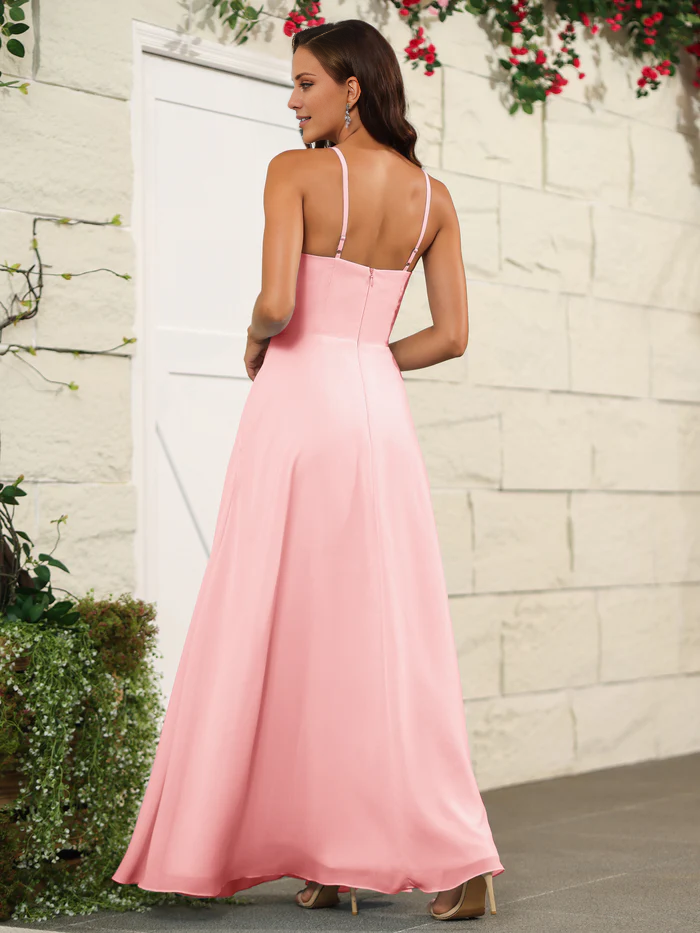 Hermoso vestido de dama de honor de gasa fina con tirantes finos y largo hasta el suelo.