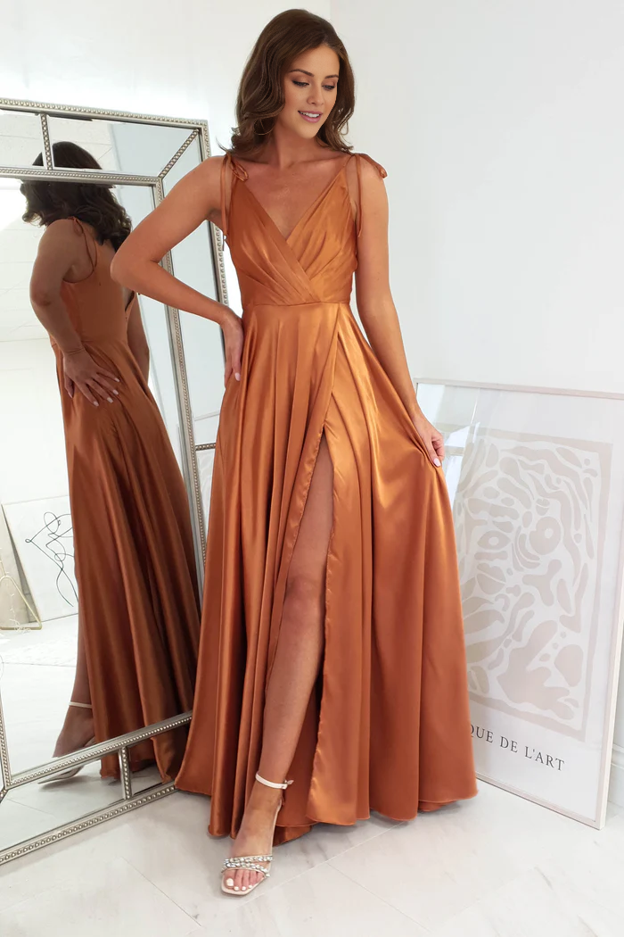 Vestido de fiesta largo hasta el suelo con escote en V, espalda abierta, abertura lateral y tirantes finos - Vestido Jimiss 