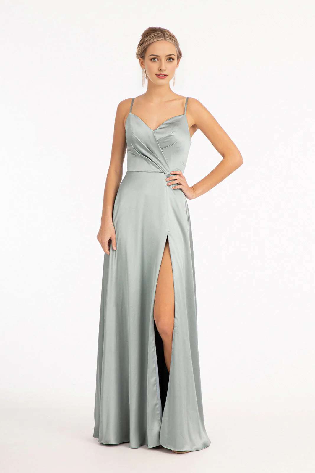 Vestido largo de satén con escote en V y falda con abertura en forma de A