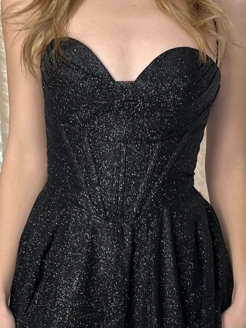 Falda larga ajustada con corsé ajustado y tirantes finos en cuello capa