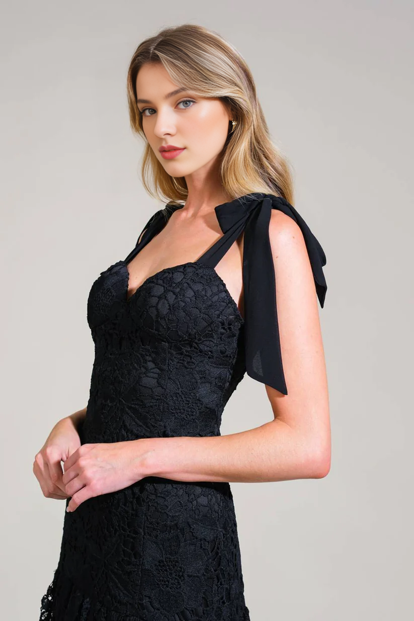 Vestido de encaje con escote de pollo, largo medio, lazo y tirantes en los hombros