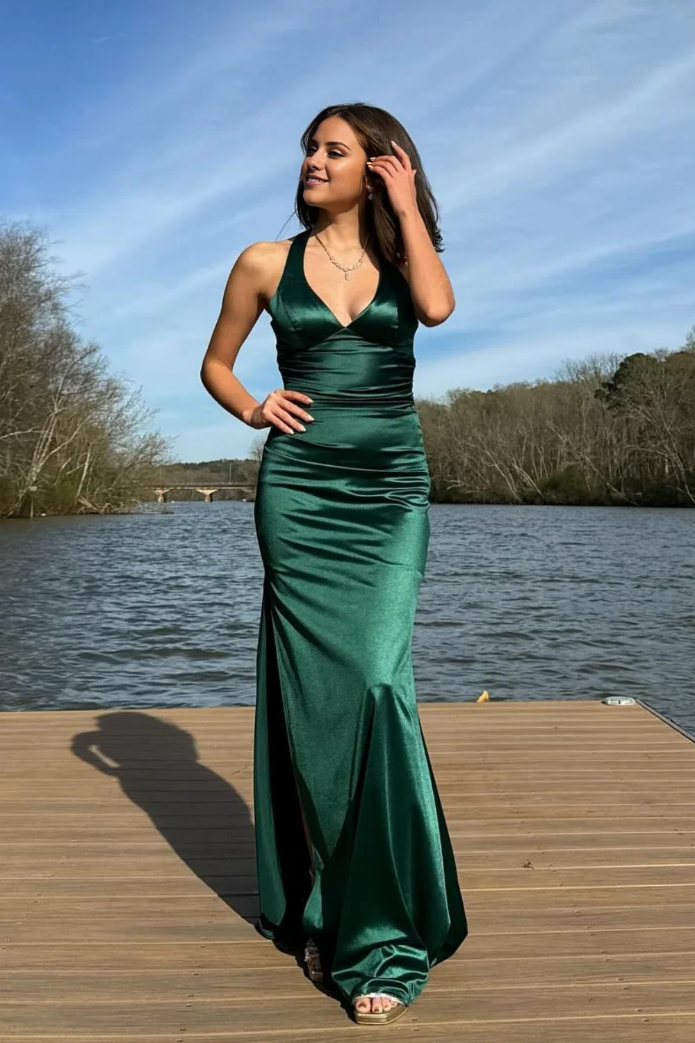 Vestido largo azul oscuro con escote en V y espalda cruzada de Jimiss