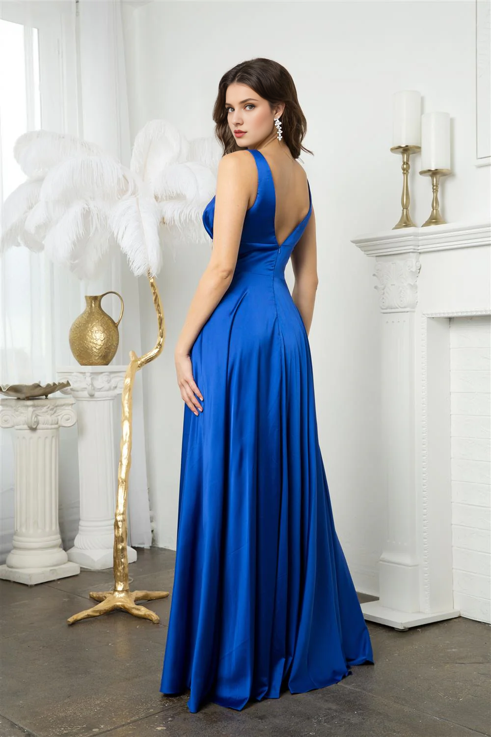 Vestido largo de satén sin mangas con falda con abertura en forma de A