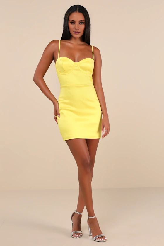 Vestido de fiesta corto sin espalda, con tirantes finos, sin mangas y cuello descubierto de Jimiss