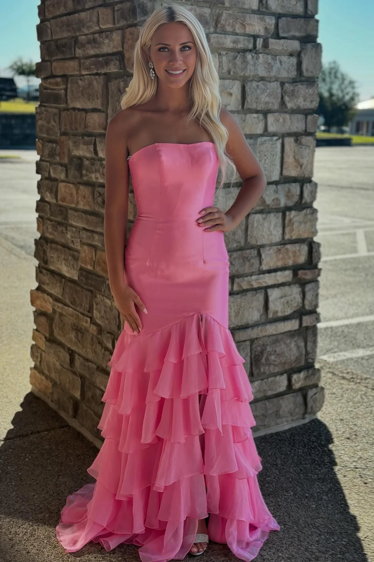 Vestido largo de sirena con aberturas en capas y hombros descubiertos en azul de Jimiss