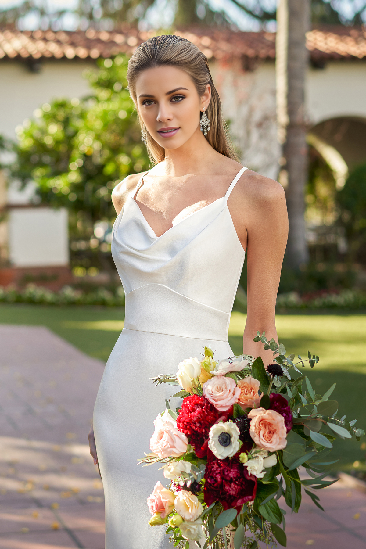 Vestido de novia de satén con cuello plisado, corte entallado y largo hasta el suelo.