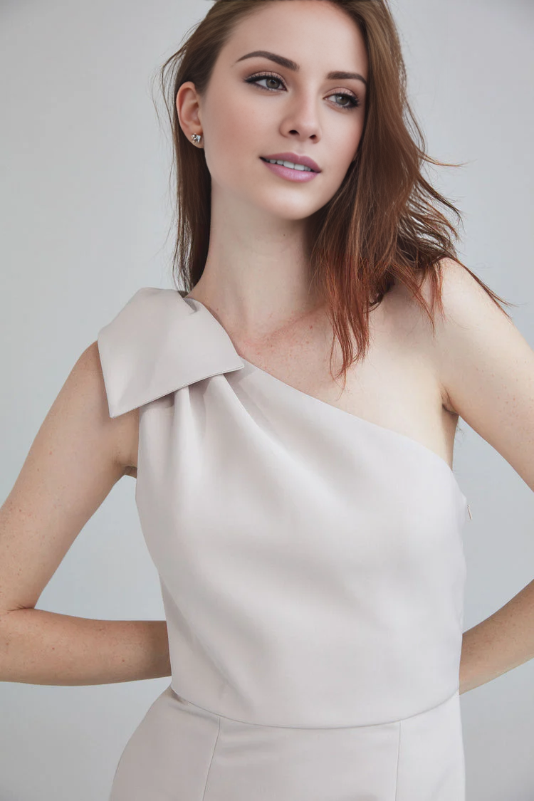 Vestido de fiesta Jimiss con escote asimétrico, hombros descubiertos, sin mangas, detalle de lazo, espalda descubierta y largo hasta el suelo