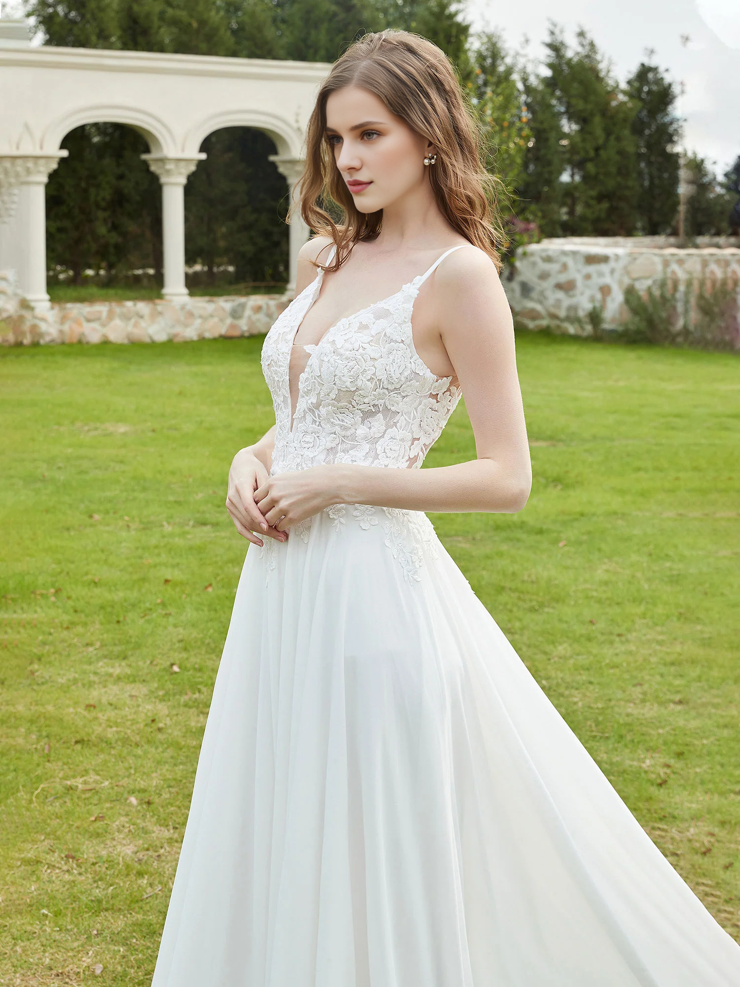 Vestido de novia de corte A con calcomanía y escote en V profundo