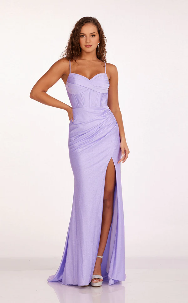 Il colletto a cuore veste aderente ed è lungo fino al pavimento. Abito da ballo