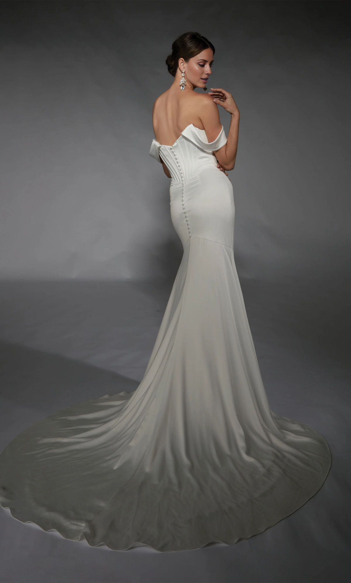 Vestido de novia de satén perfecto con hombros descubiertos, corte entallado, corte en forma de trompeta, espalda descubierta y corsé ajustado.