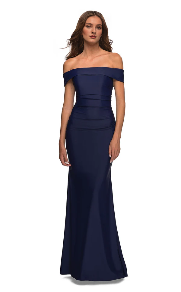 Abito da ballo lungo fino al pavimento, con maniche a spalle scoperte e cerniera posteriore aderente in maglia semplice