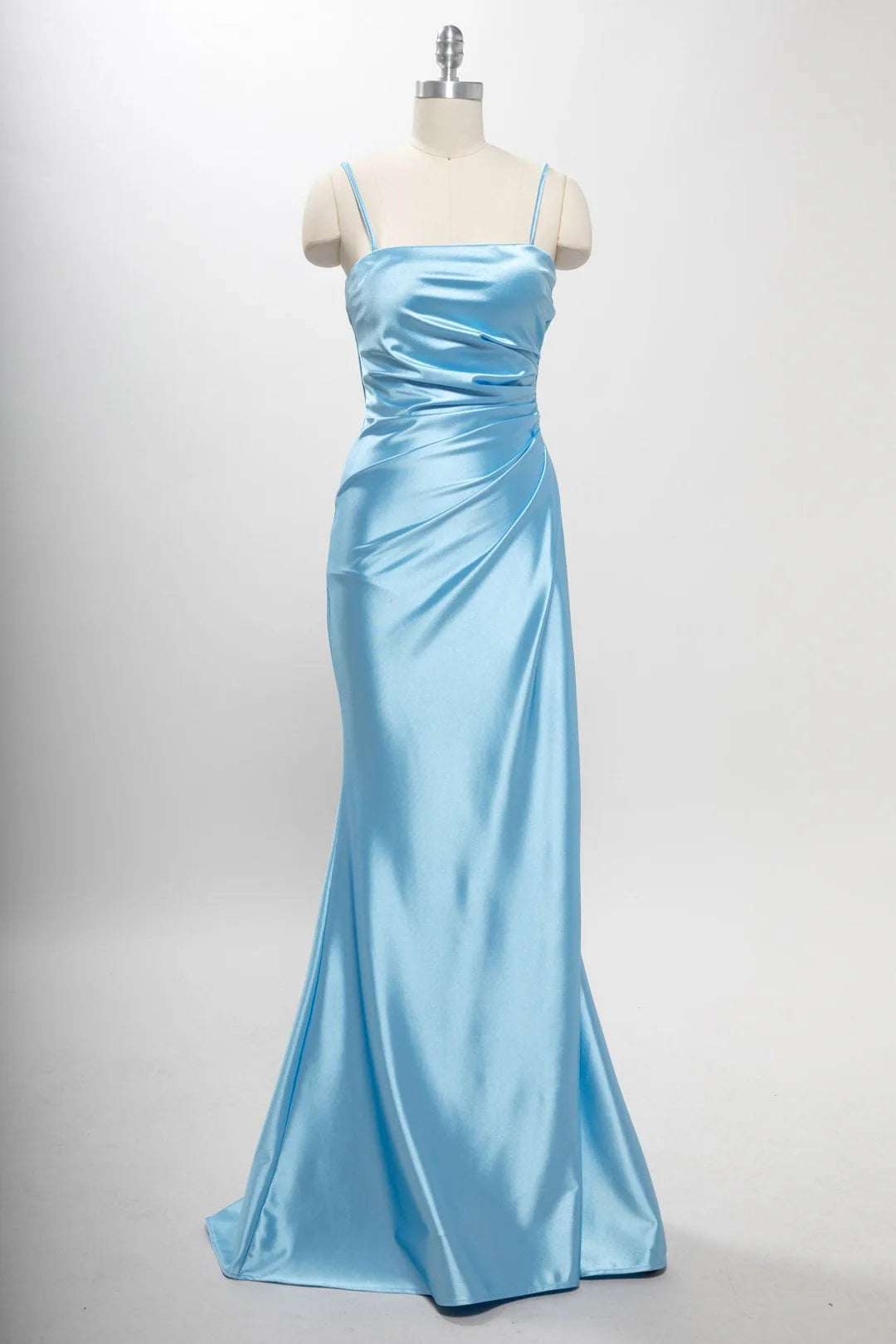 Vestido de satén con cuello rectangular y falda ajustada con abertura