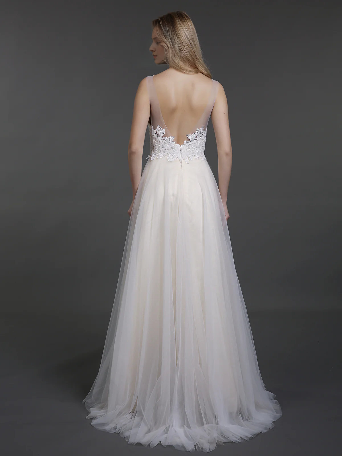 Vestido de novia con cola y falda transparente y corsé ajustado de encaje