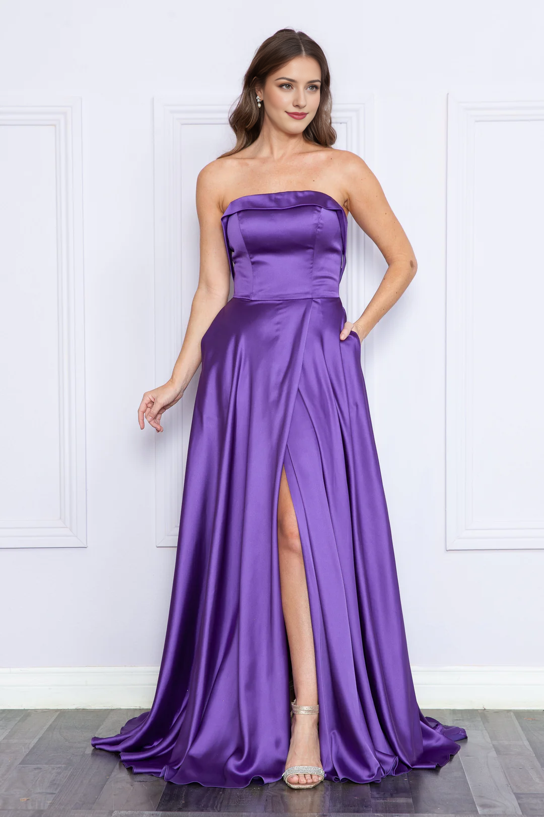 Vestido largo de satén con falda tipo A sin tirantes