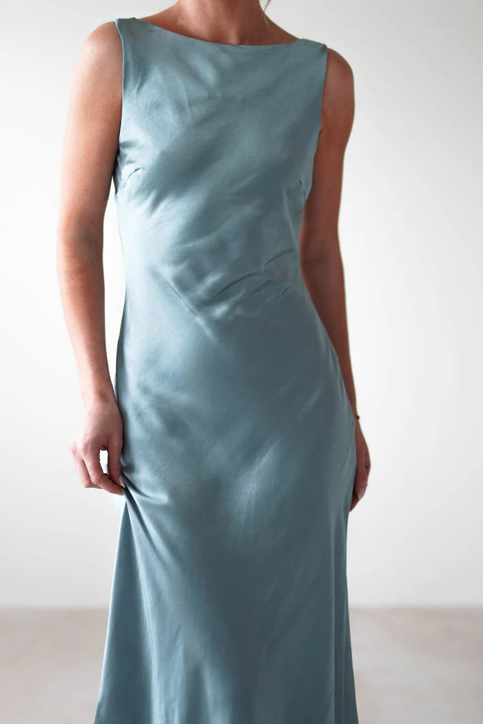 Vestido de fiesta largo de satén con escote barco, espalda descubierta y tirantes - Vestido Jimiss 
