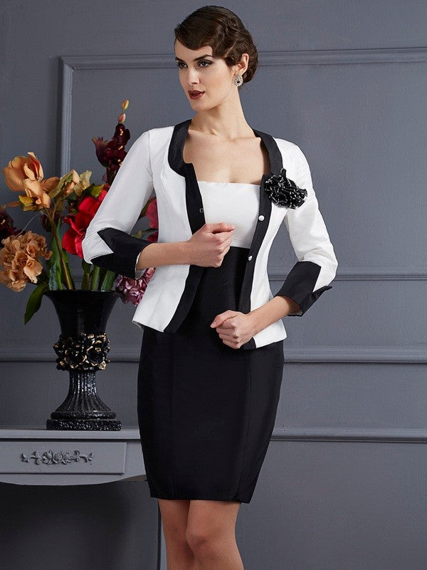 Abiti da sposa corti in taffetà con fiori fatti a mano, senza spalline, senza maniche e a tubino