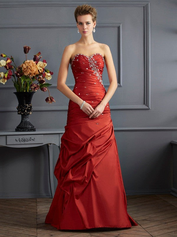 Vestidos largos de tafetán con escote corazón, sin mangas y cuentas, de corte trompeta/sirena