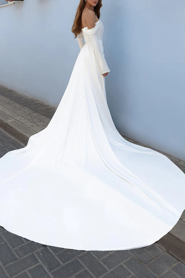 Vestido de novia estilo imperio, plisado, con abertura lateral y mangas largas y hombros descubiertos