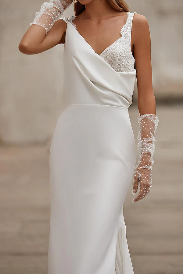 Vestido de novia único de satén con escote en V y tirantes finos con calcomanía de encaje