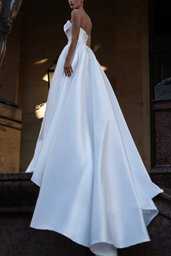 Vestido de novia de satén en forma de A, sin tirantes, sin mangas y con abertura lateral