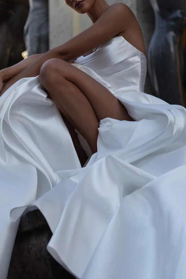 Vestido de novia de satén en forma de A, sin tirantes, sin mangas y con abertura lateral