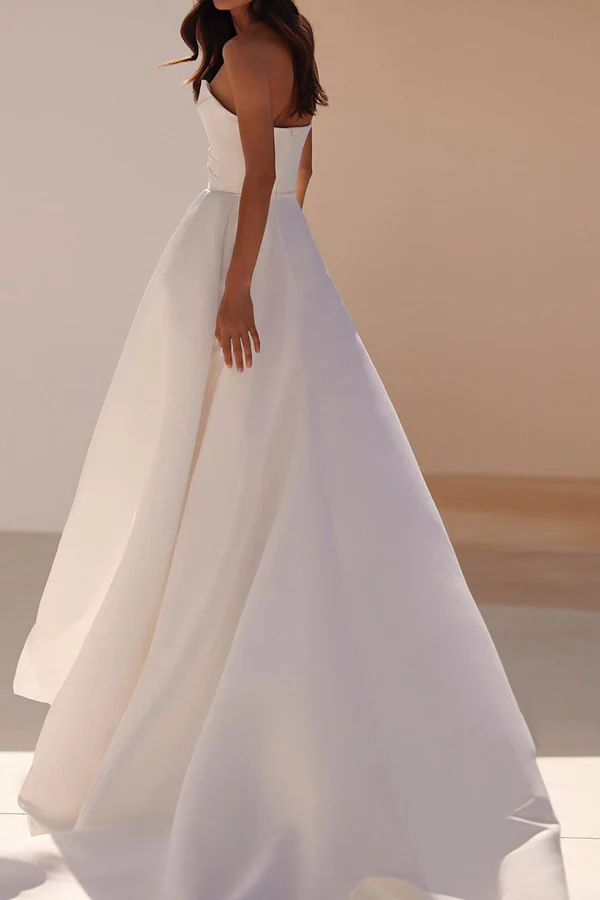 Vestido de novia de satén con corte barco, sin mangas, corte imperial, plisado y abertura lateral