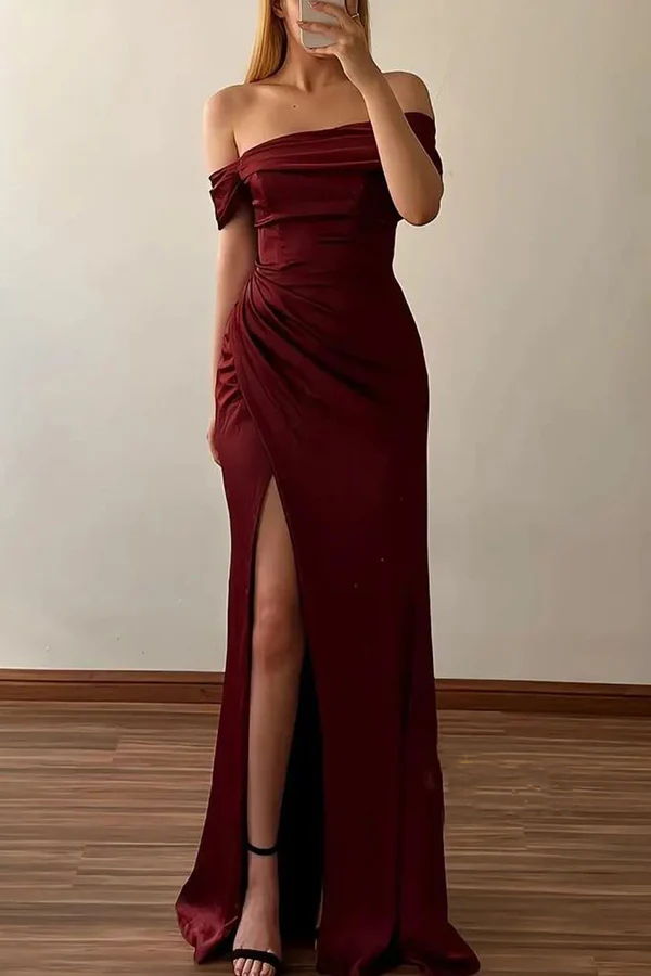 Vestido de fiesta ajustado con hombros descubiertos, plisado y abertura lateral