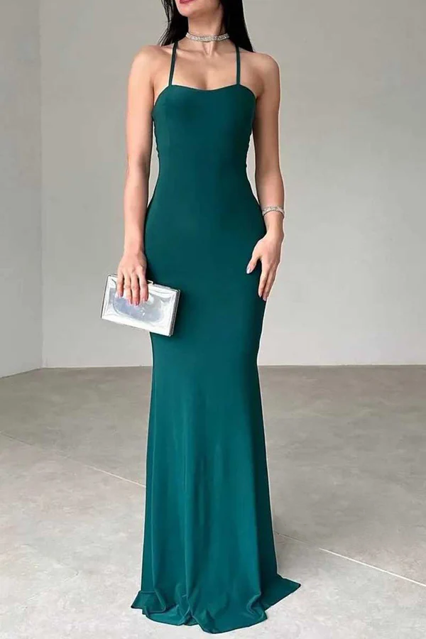 Vestido de fiesta y de noche con tirantes finos ajustados y sin mangas.