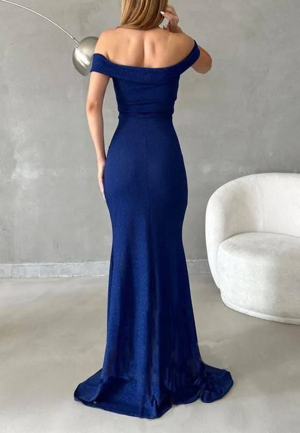 Vestido de noche con abertura lateral, hombros descubiertos y corte único y brillante.