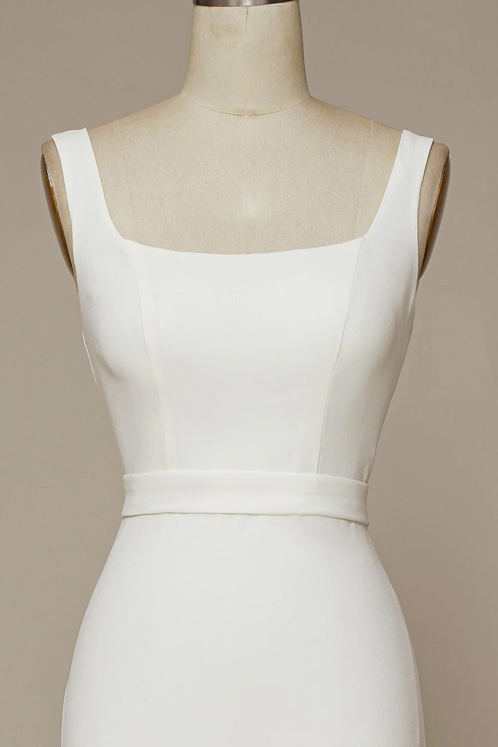 Vestido de novia con escote cuadrado y cola de pez