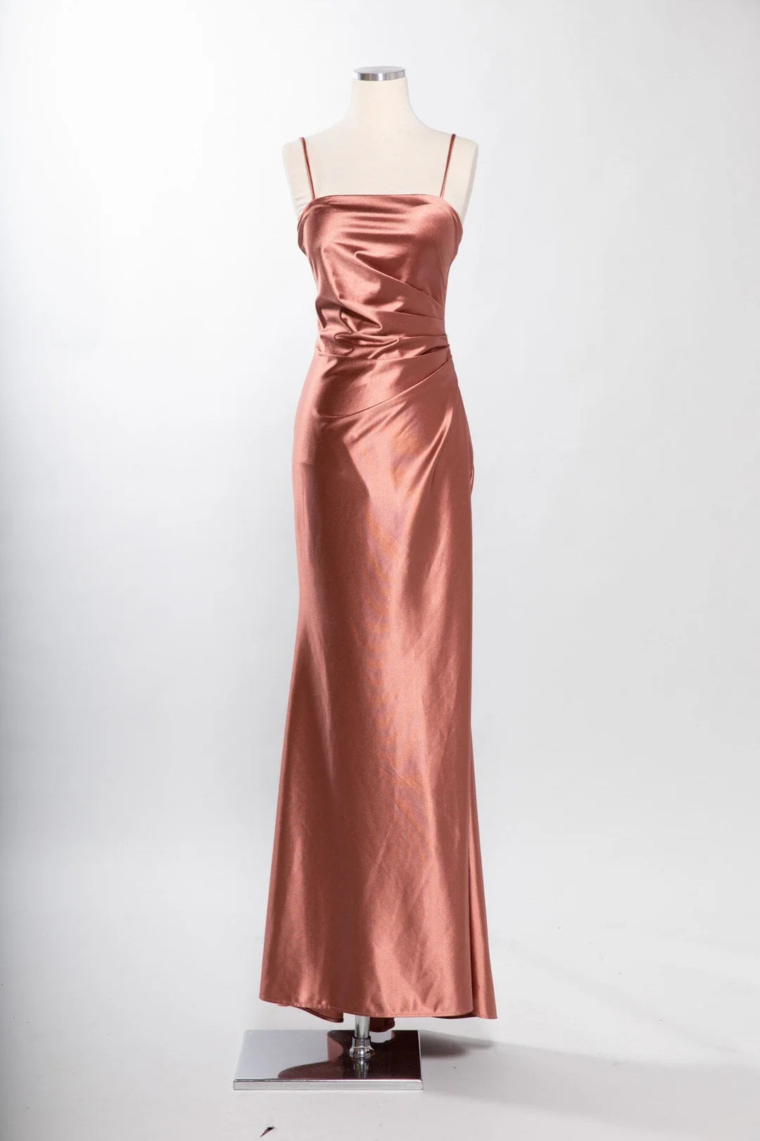 Vestido de satén con cuello rectangular y falda ajustada con abertura