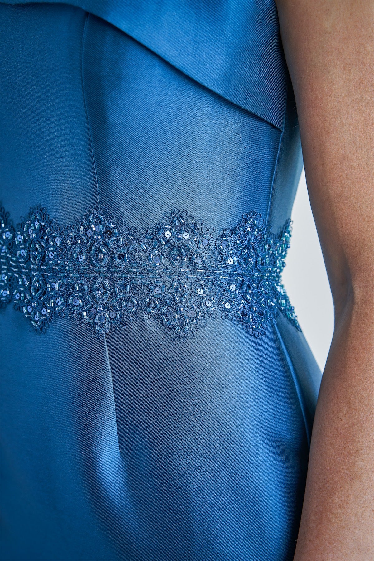 Cuello de manga asimétrico con cinturón de encaje con cuentas que se adapta a los vestidos de madre de la novia.