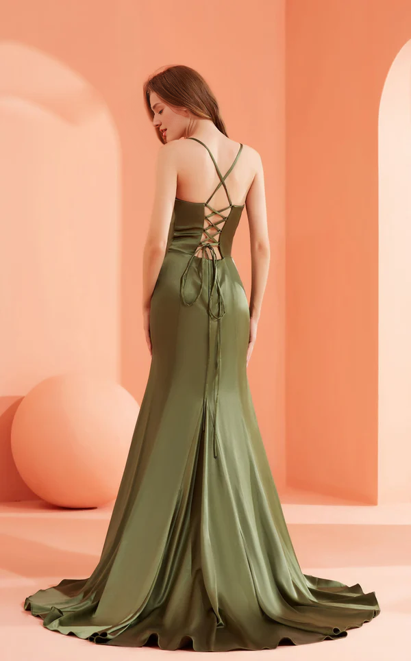 Vestido de fiesta con capucha, tirantes finos, cuello sin mangas, aberturas laterales y largo hasta el suelo.