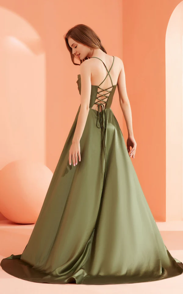 Abito da ballo lungo fino al pavimento, senza maniche, con scollatura quadrata, spalline sottili e trapezio.