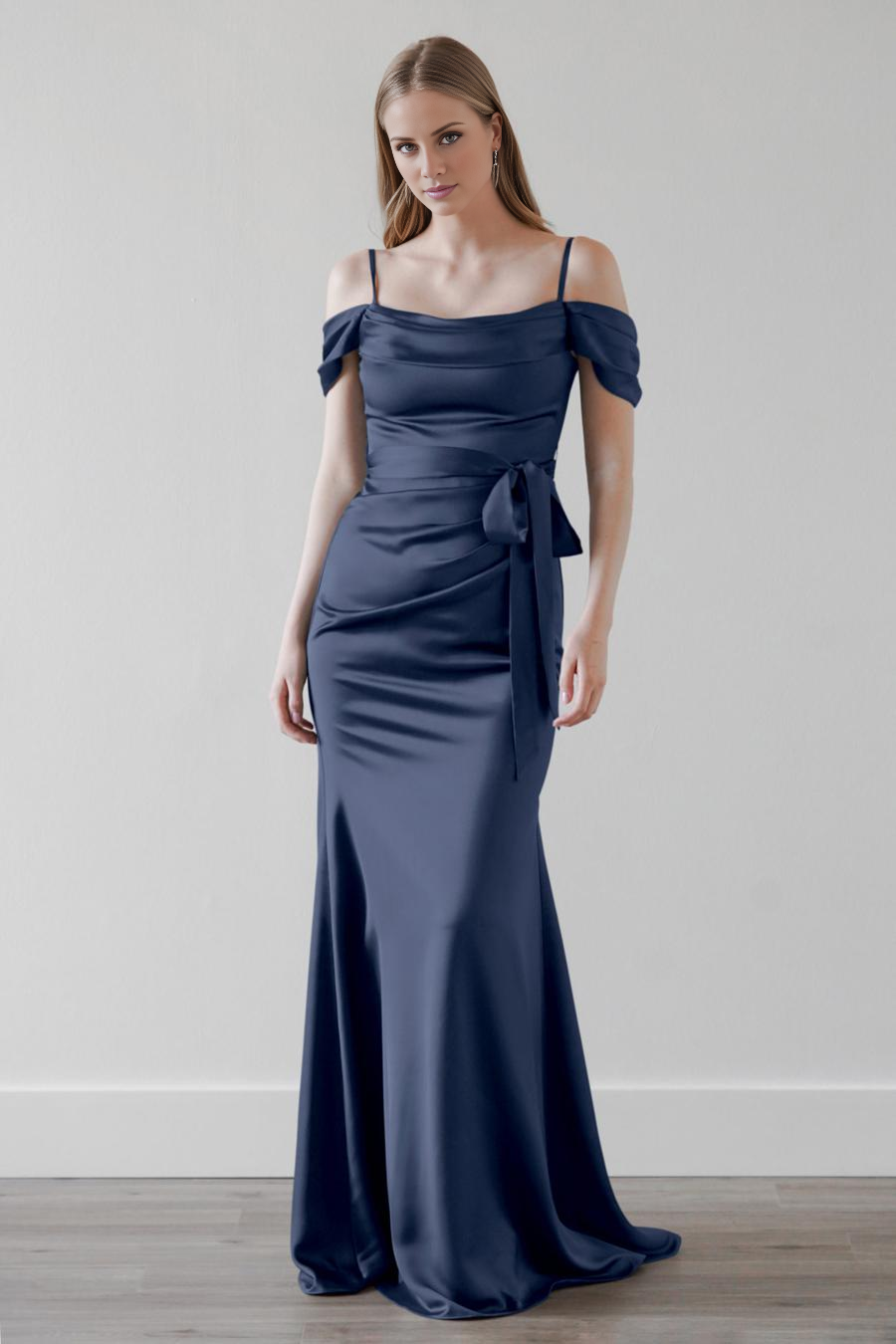 Vestido de noche Jimiss con cuello al descubierto, tirantes finos, espalda descubierta y largo hasta el suelo