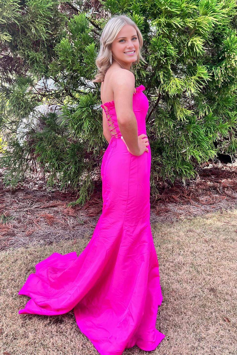 Vestido largo Jimiss de satén rojo con hombros descubiertos y abertura con cola de pez