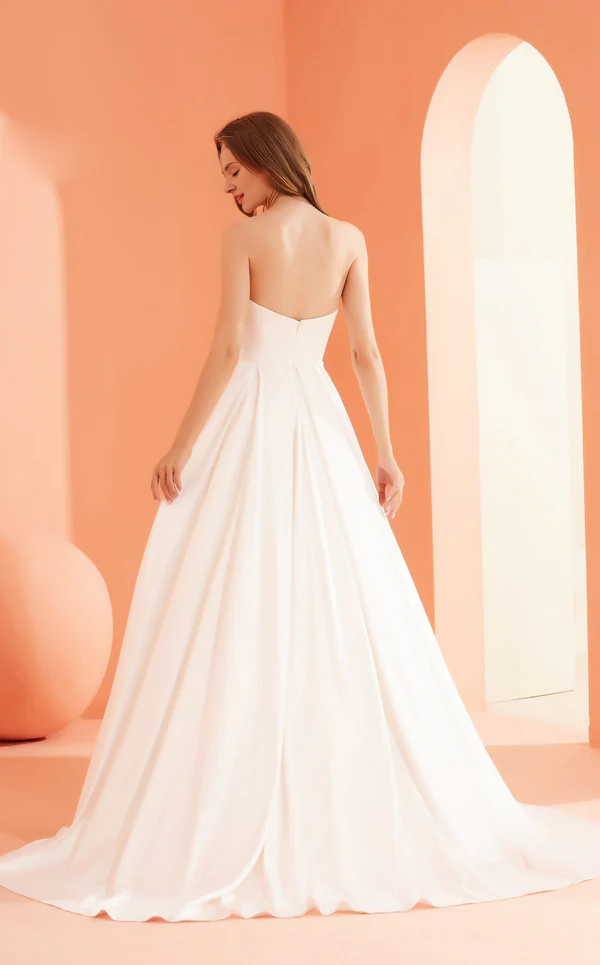 Abito da ballo lungo fino al pavimento, con scollatura a cuore a trapezio, spacchi laterali senza spalline