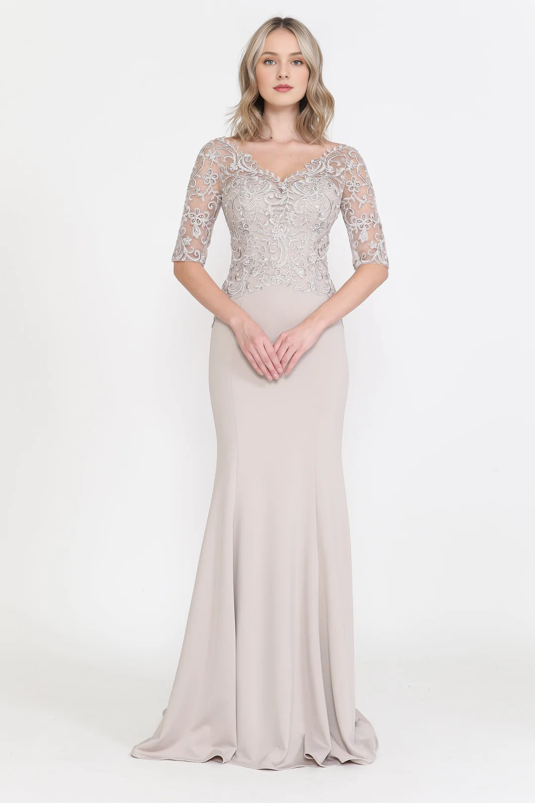 Abito aderente ricamato con scollo a V lungo e manica corta trasparente