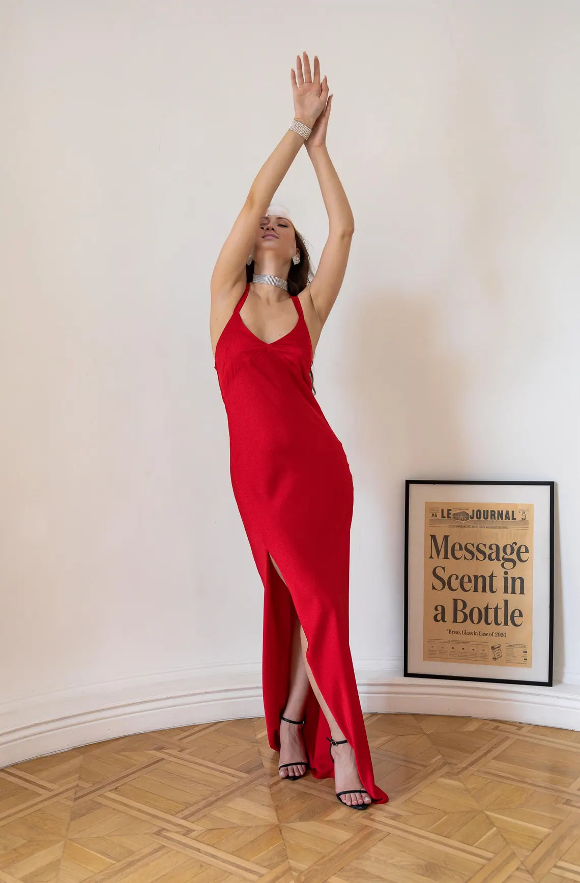 Vestido de fiesta Jimiss con escote en V, tirantes finos, abertura lateral y largo hasta el suelo 