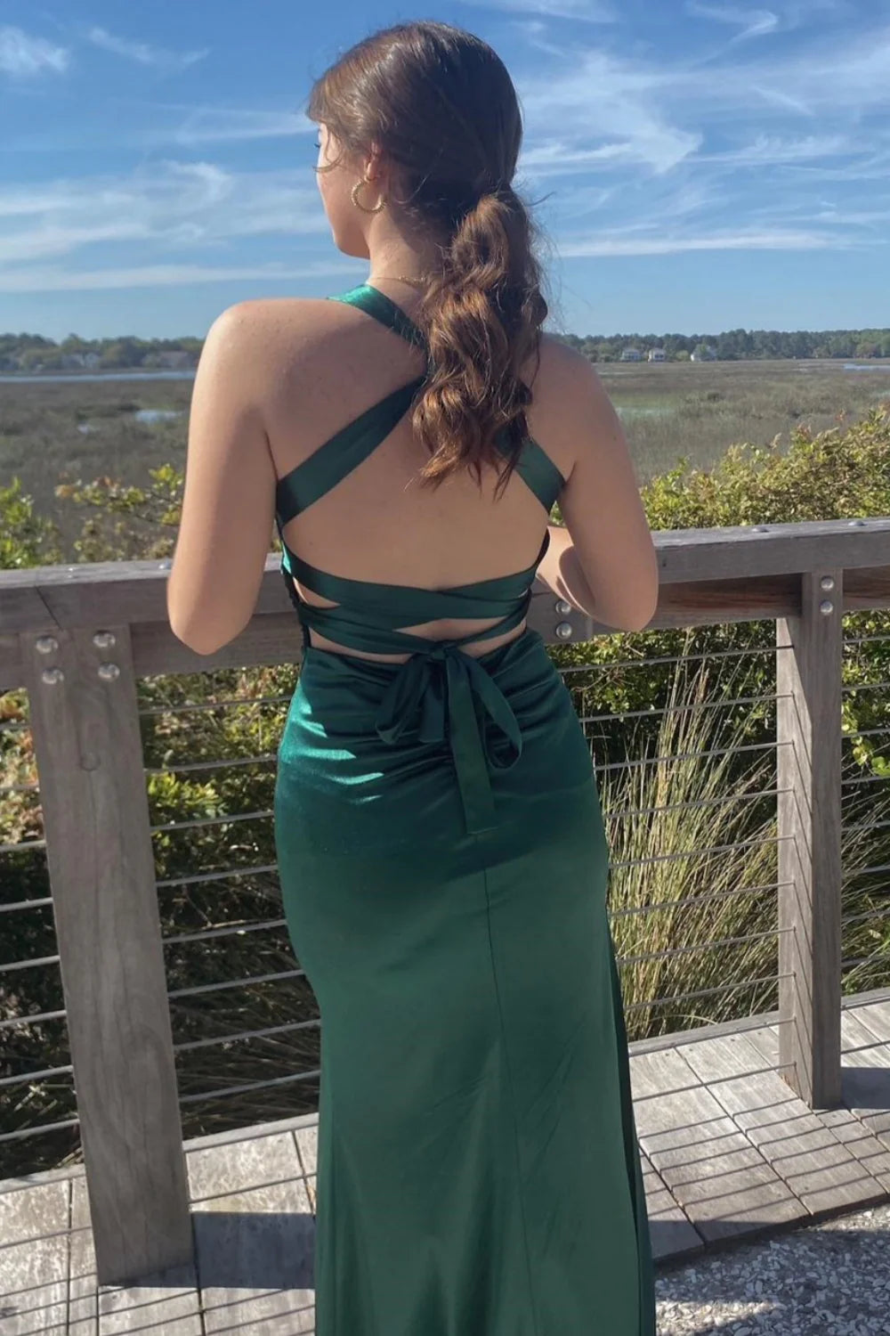 Vestido largo azul oscuro con escote en V y espalda cruzada de Jimiss