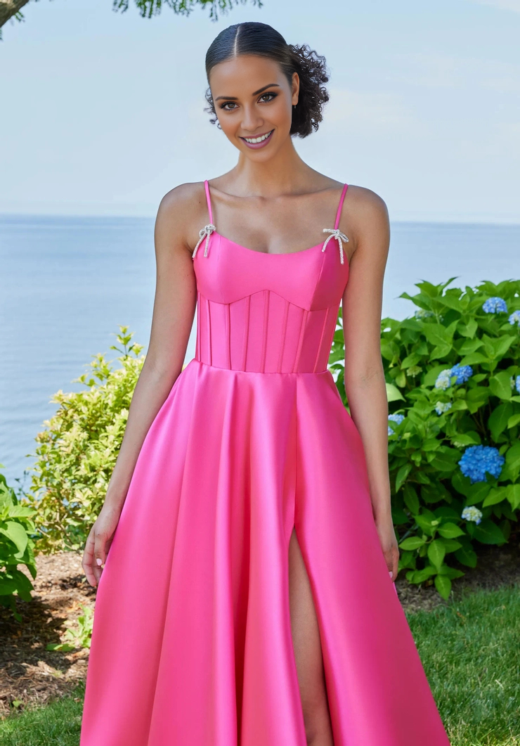Vestido de noche largo hasta el suelo con abertura frontal y cuello cuchara en forma de A