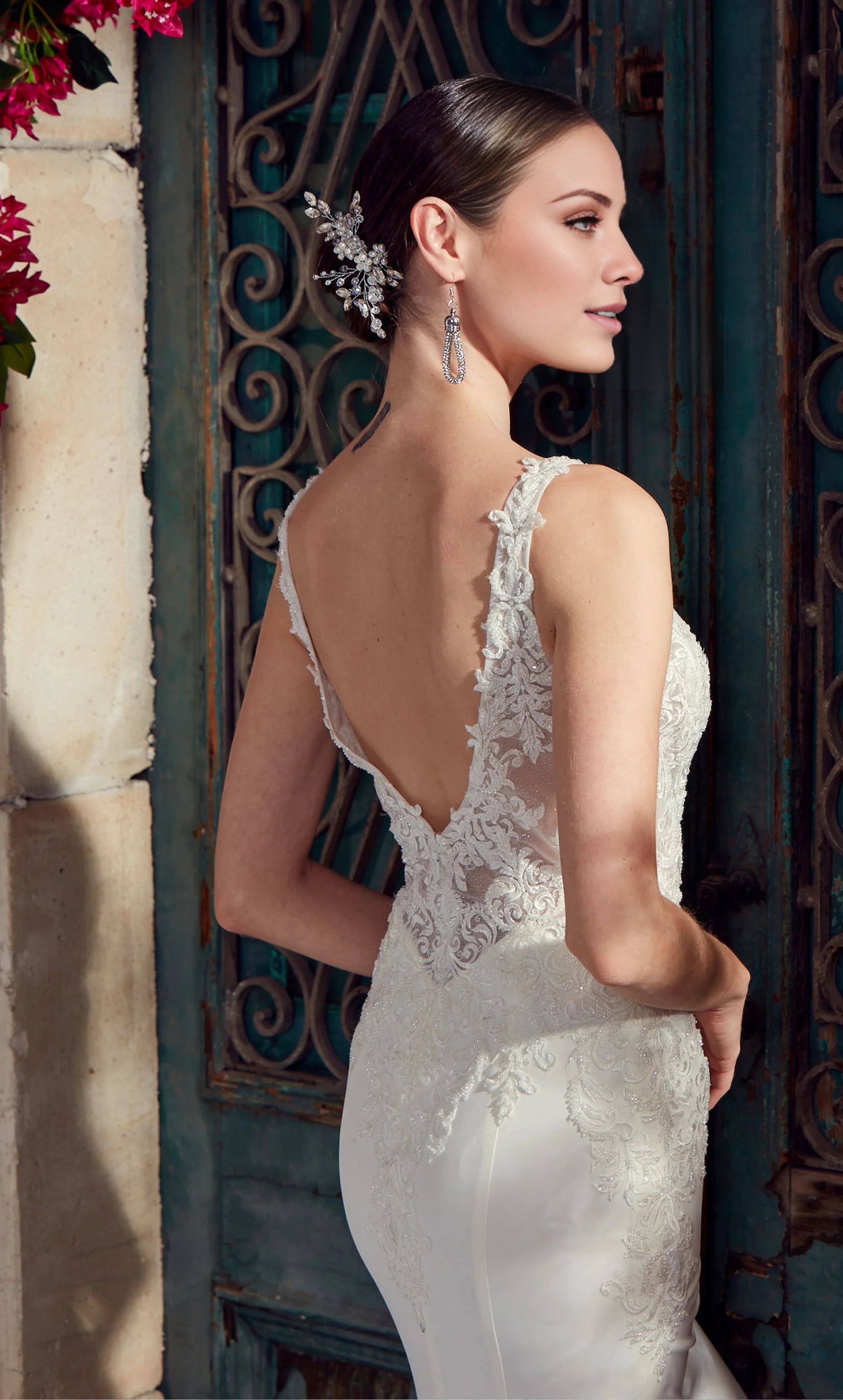 Vestido de novia ajustado con escote en V profundo, espalda de trompeta, encaje transparente y corsé ajustado