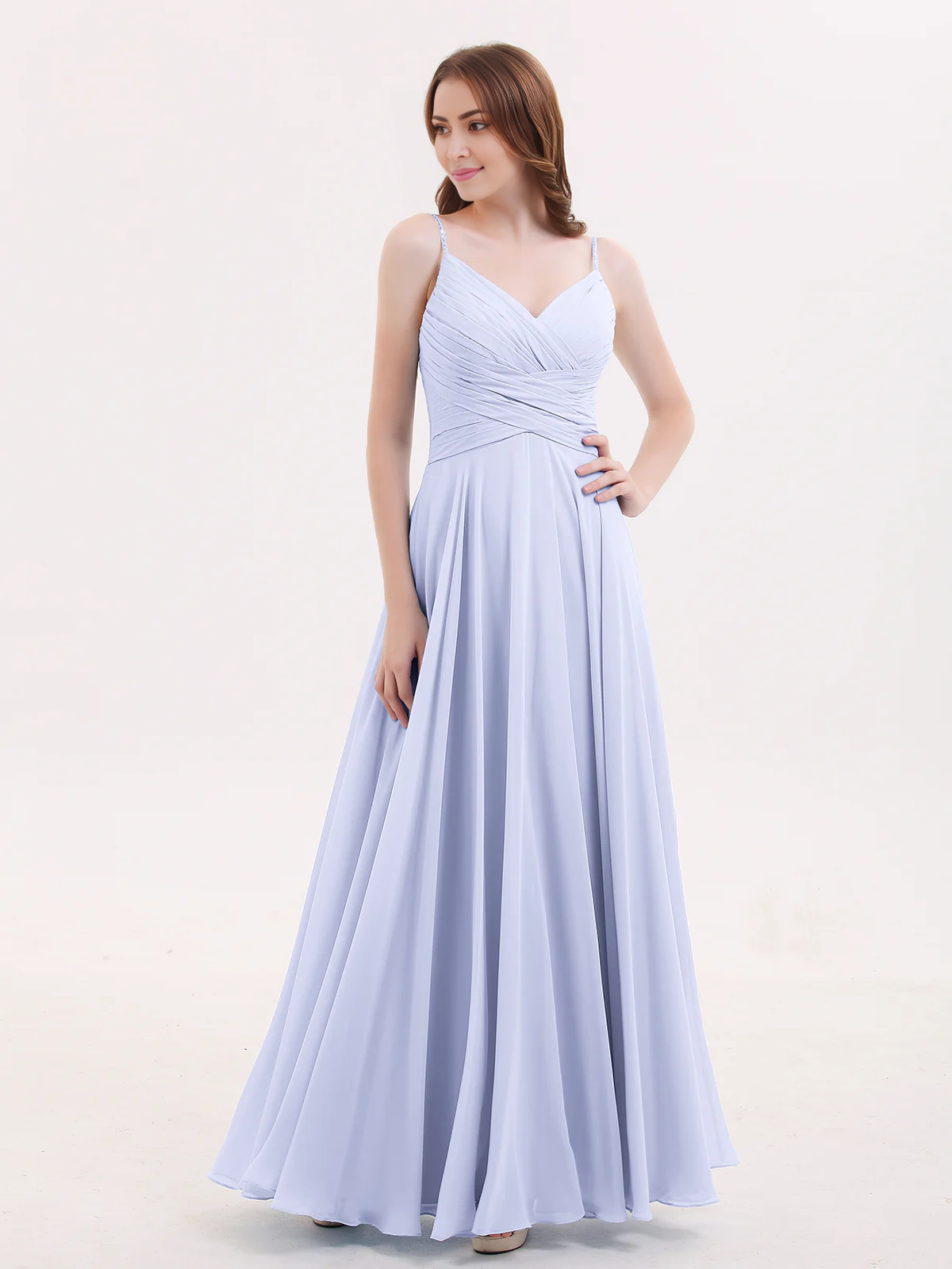 Vestido de gasa con escote en V y tirantes finos