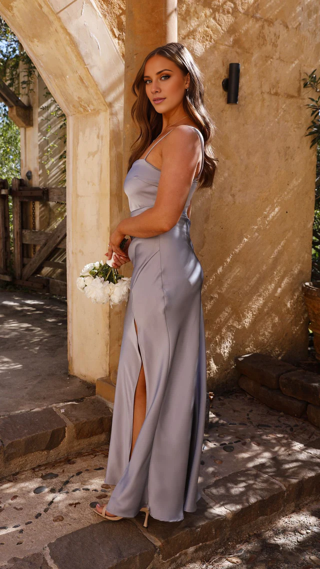 Vestido de fiesta largo de Jimiss con escote cuadrado, tirantes finos y abertura lateral