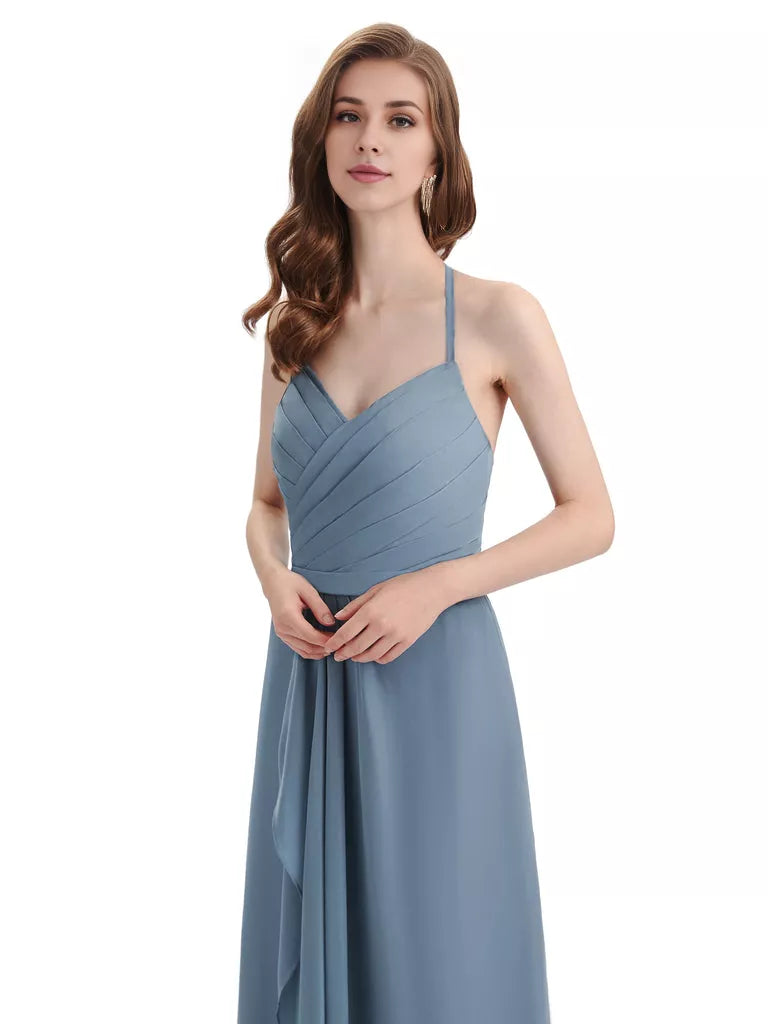 Encantadores vestidos de dama de honor con escote en V, hombros descubiertos, sin mangas y hasta el suelo