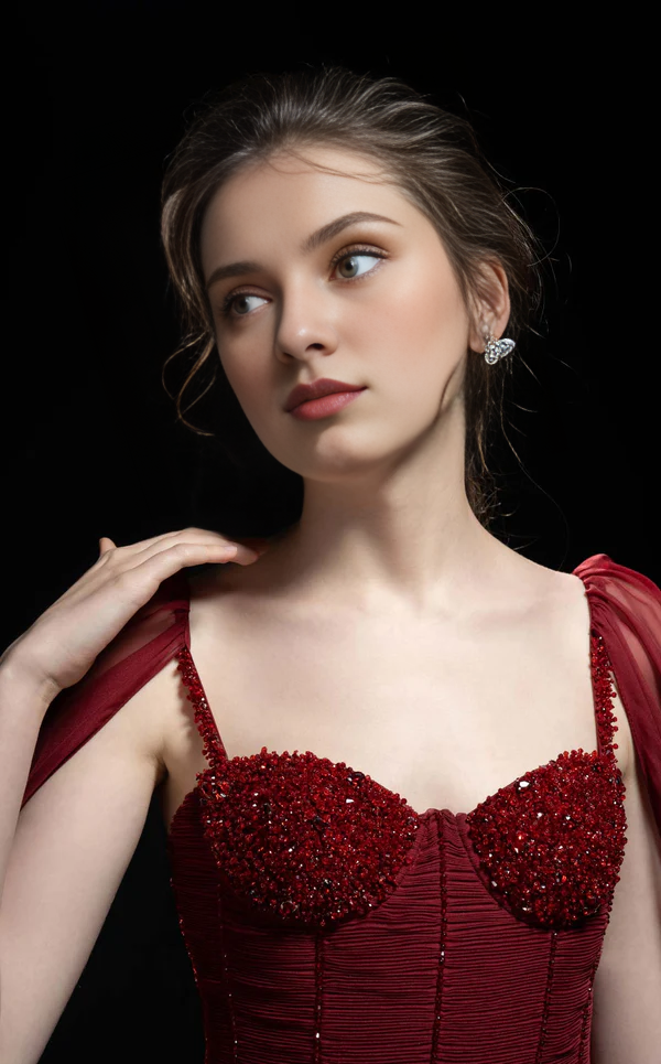 Vestido de fiesta con escote de corazón, tirantes finos, espalda descubierta y largo hasta el suelo.