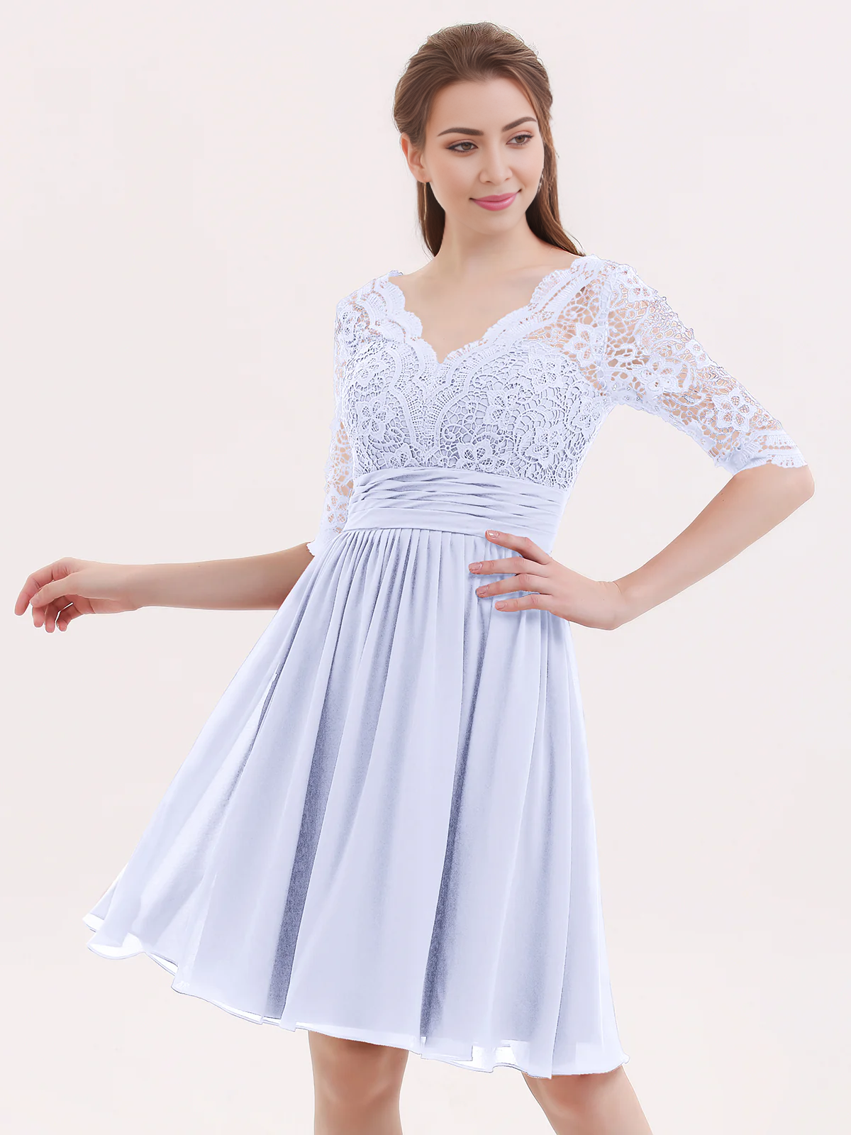 Abito corto in pizzo e chiffon con maniche a cinque quarti