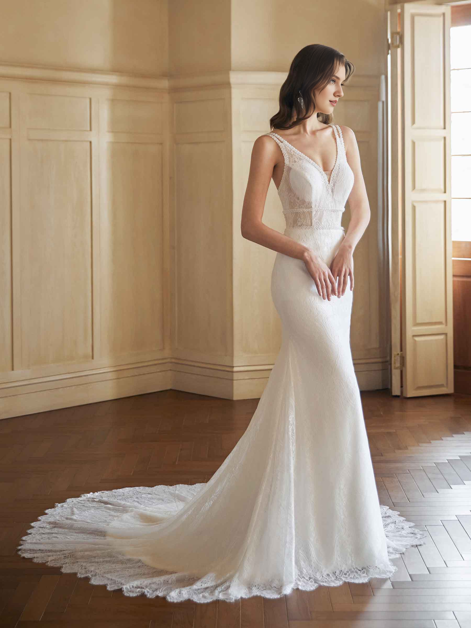 Sexy abito da sposa in pizzo lunghissimo con scollo a V e schiena scoperta a coda di pesce