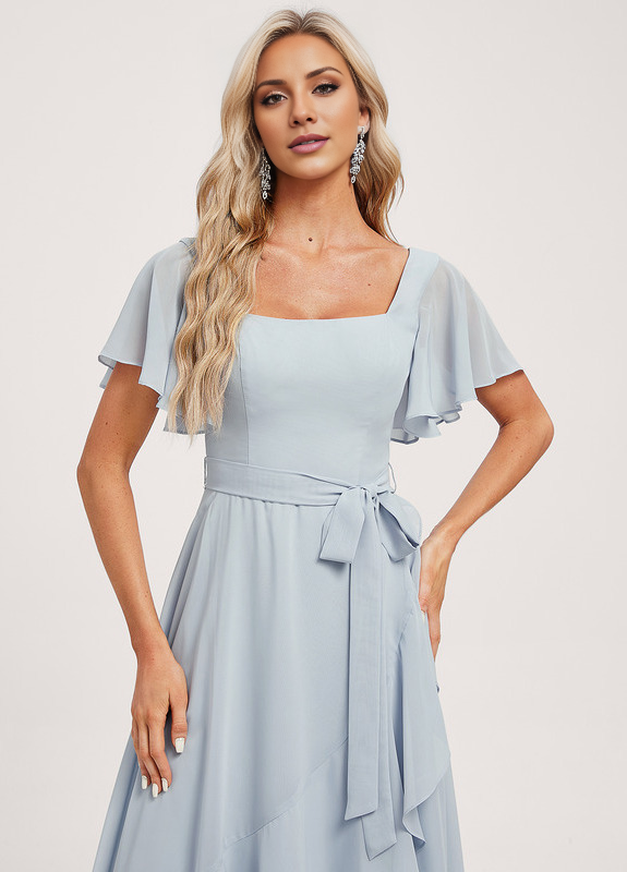 Vestido de dama de honor asimétrico de gasa con corte A y corte cuadrado